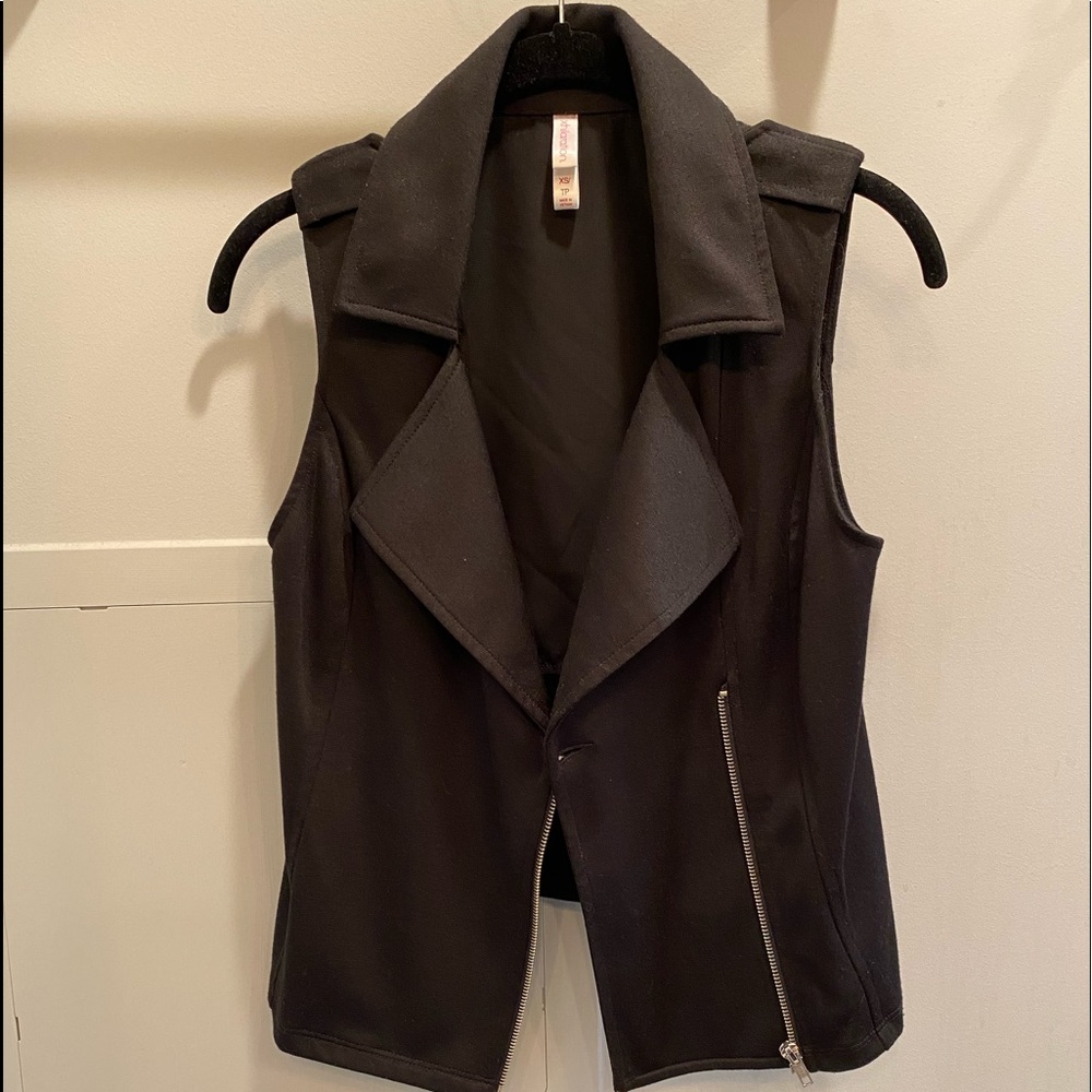 BLACK VEST